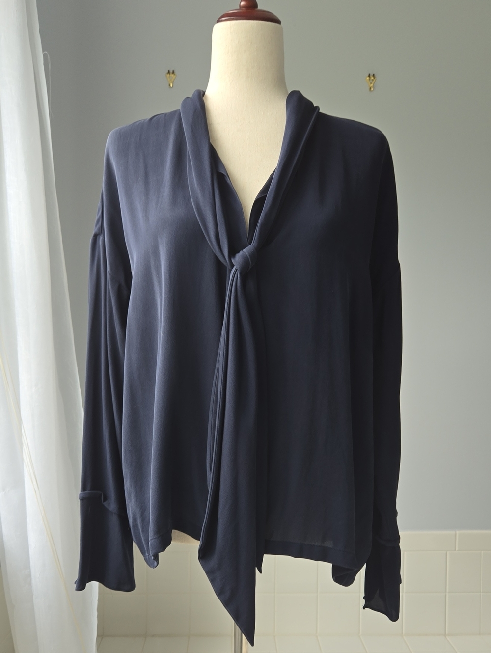 Theory Navy Silk Scarf B-Classic CGT Blouse, sM